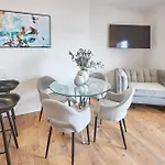 Host & - 39 Marine Parade *