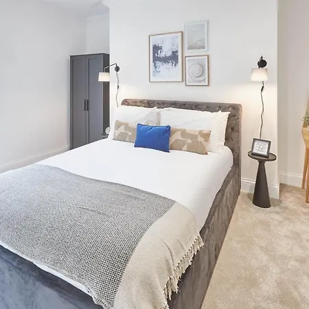 Host & - 39 Marine Parade *