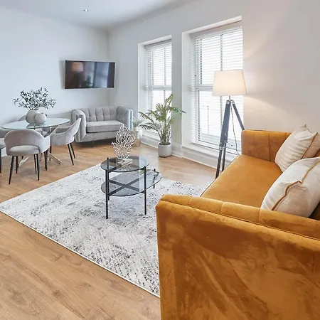 Host & - 39 Marine Parade *