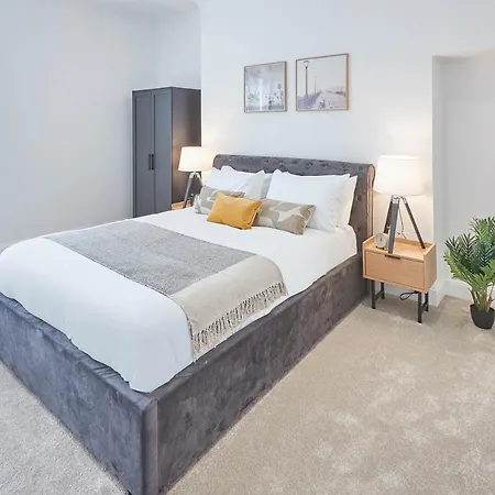 Host & - 39 Marine Parade *