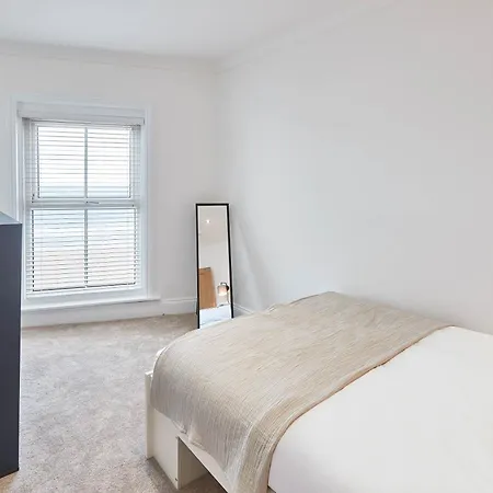 Host & - 39 Marine Parade